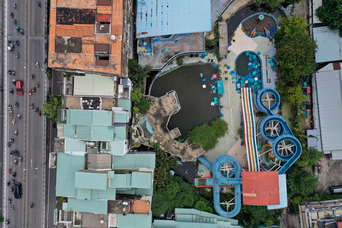 Người dân sống xung quanh công viên Đại Thế Giới cho biết, trong thời gian đóng cửa, gần như không có ai lui tới trông coi hay dọn dẹp. "Trước dịch, công viên nhộn nhịp lắm mà sau dịch Covid-19 bỏ hoang đến giờ", một người sống tại chung cư số 15 Nguyễn Tri Phương tiếc nuối.