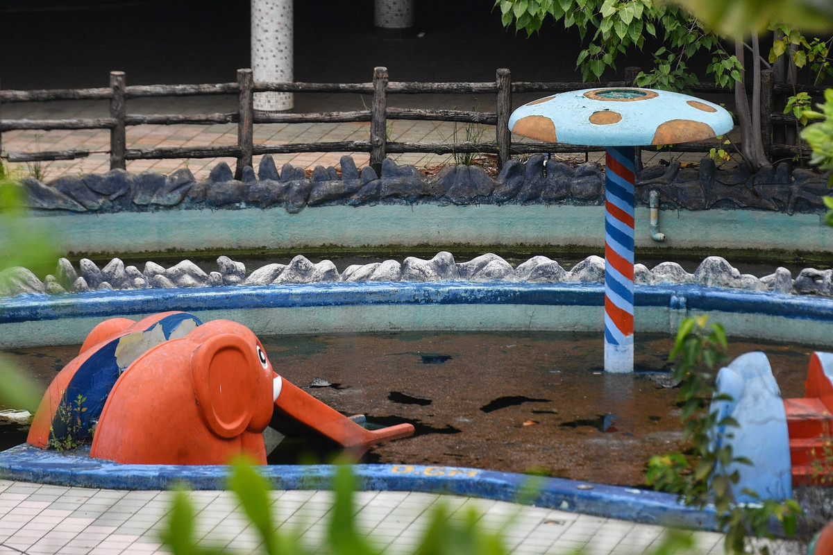 Nhiều tiểu cảnh trang trí, cầu trượt ngâm giữa hồ nước đen ngòm, bốc mùi hôi tanh.