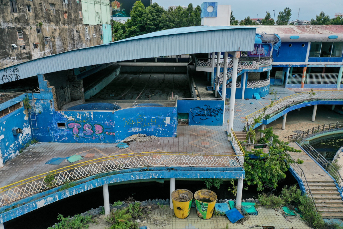 Khu vực hồ bơi rộng hàng trăm mét vuông đã cạn nước, phủ bụi dày. Hồ nước nóng, phòng chức năng và khu vực tập thể thao cũng trong tình trạng xuống cấp, hư hỏng.