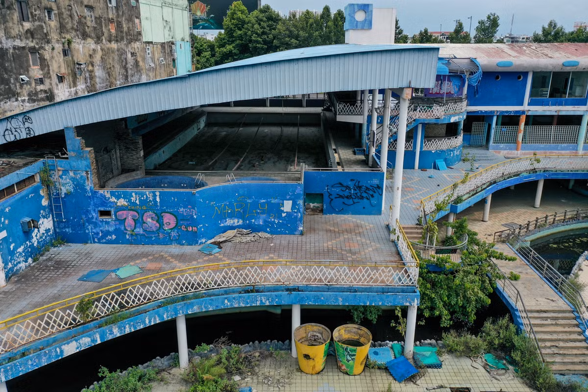 Khu vực hồ bơi rộng hàng trăm mét vuông đã cạn nước, phủ bụi dày. Hồ nước nóng, phòng chức năng và khu vực tập thể thao cũng trong tình trạng xuống cấp, hư hỏng.