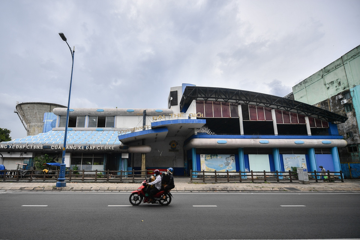  Công viên nước Đại Thế Giới là khu vui chơi nổi tiếng nằm trên đường Võ Văn Kiệt, cạnh cầu vượt Nguyễn Tri Phương tại trung tâm quận 5 (TP HCM). Ngày 1/1/2020, công viên này thông báo ngừng hoạt động và bỏ hoang từ đó đến nay.