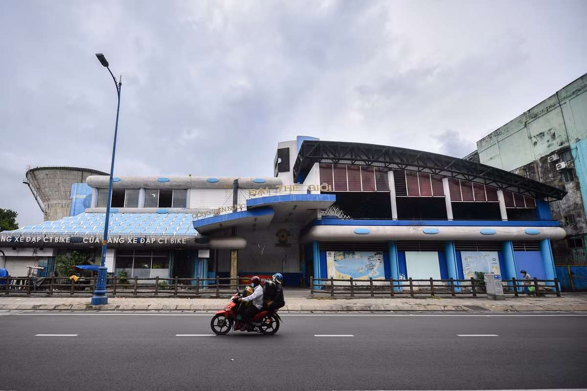  Công viên nước Đại Thế Giới là khu vui chơi nổi tiếng nằm trên đường Võ Văn Kiệt, cạnh cầu vượt Nguyễn Tri Phương tại trung tâm quận 5 (TP HCM). Ngày 1/1/2020, công viên này thông báo ngừng hoạt động và bỏ hoang từ đó đến nay.