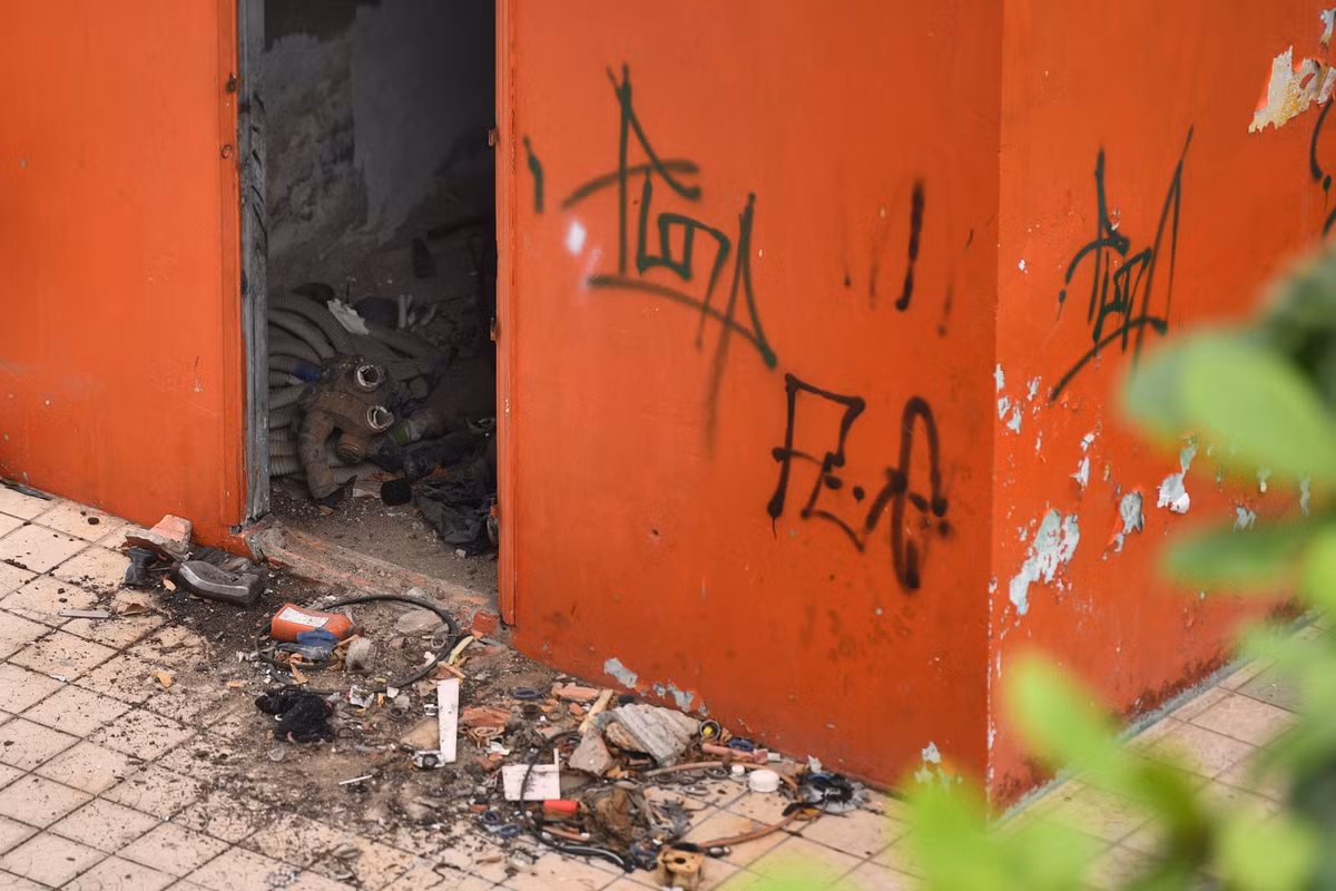 Rác thải xuất hiện ở mọi lối đi, ngóc ngách bên trong công viên.