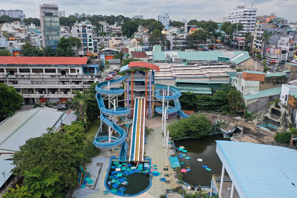 Quang cảnh bên ngoài lẫn bên trong công viên đều hoang tàn và nhếch nhác sau hơn 2 năm bị bỏ hoang.