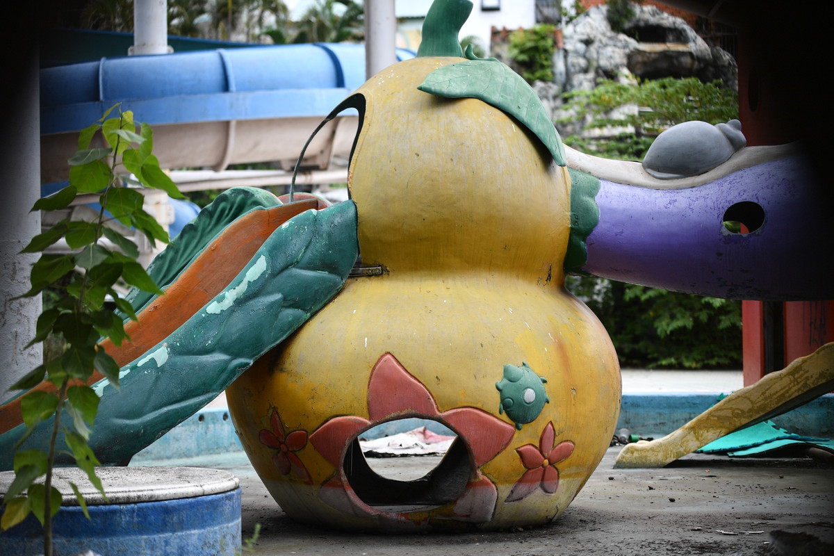 Hầu hết hạng mục của công viên đều trong tình trạng xuống cấp, hỏng hóc và đổ gãy. Những hình vẽ, poster trên tường đã phai màu, mảnh kính rơi vương vãi bên trong lối đi.