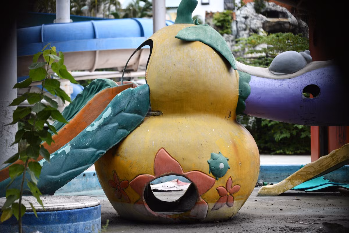 Hầu hết hạng mục của công viên đều trong tình trạng xuống cấp, hỏng hóc và đổ gãy. Những hình vẽ, poster trên tường đã phai màu, mảnh kính rơi vương vãi bên trong lối đi.