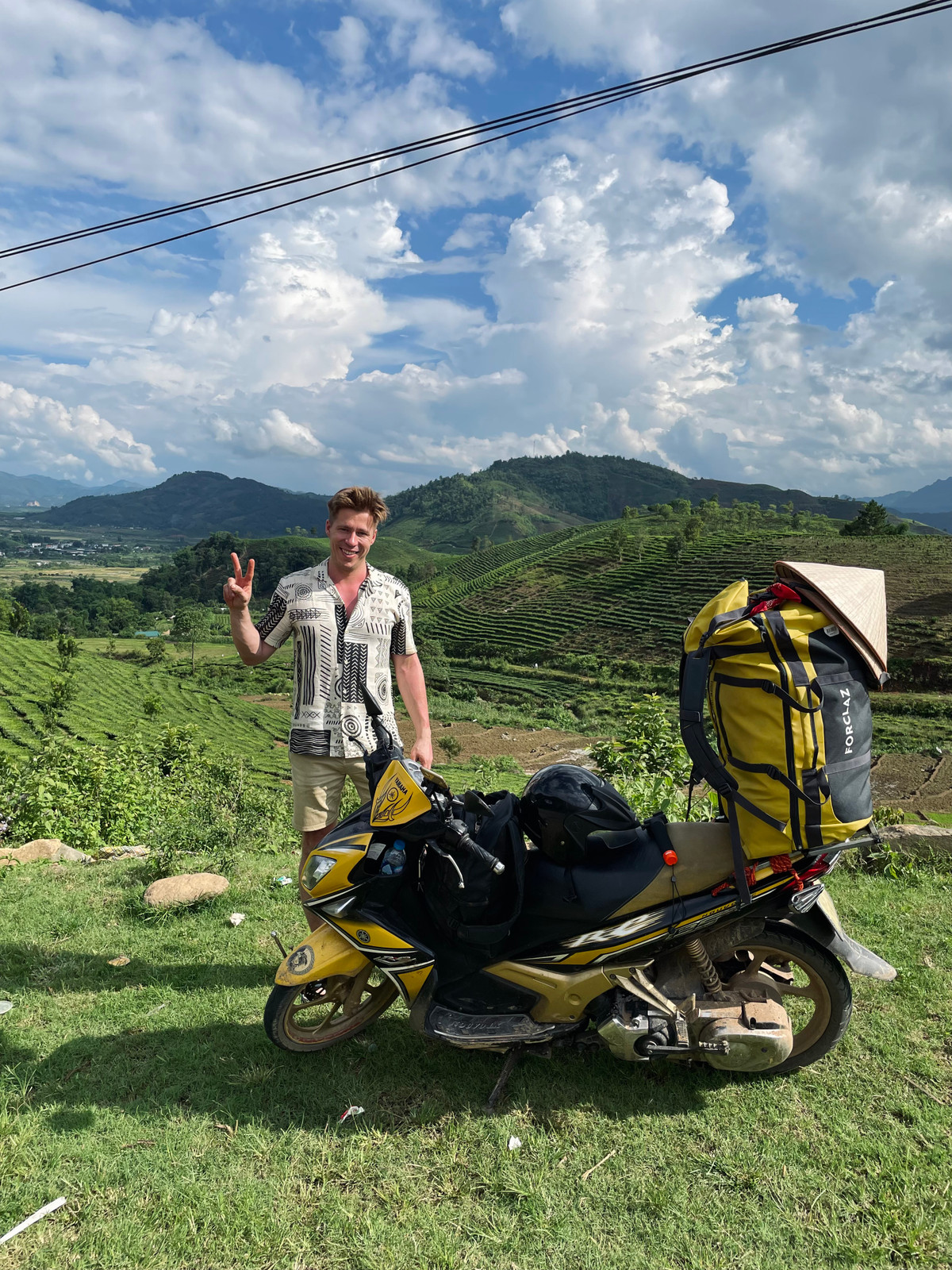 Cap doi Ba Lan phuot Tay Bac: 'Chung toi nga xe, nguoi dan xum vao do'-Hinh-5