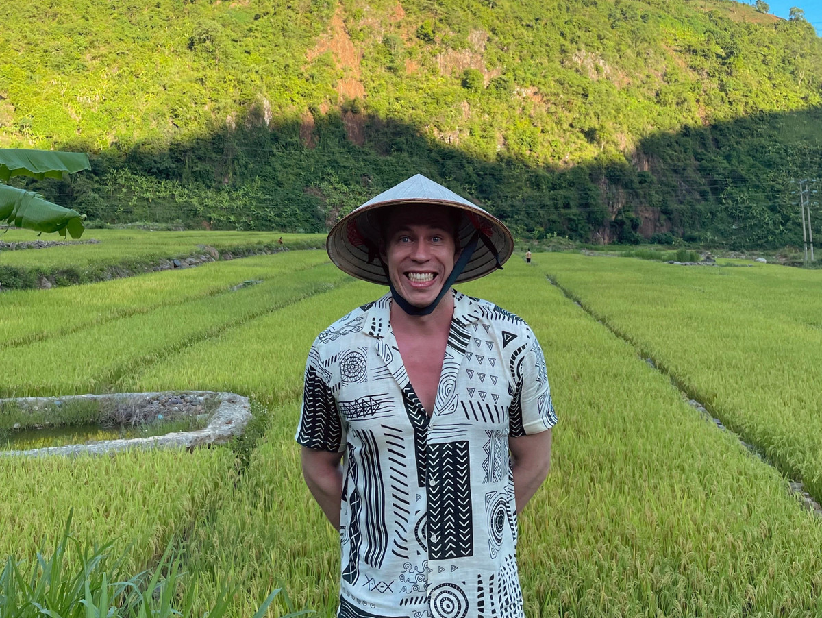 Cap doi Ba Lan phuot Tay Bac: 'Chung toi nga xe, nguoi dan xum vao do'-Hinh-10