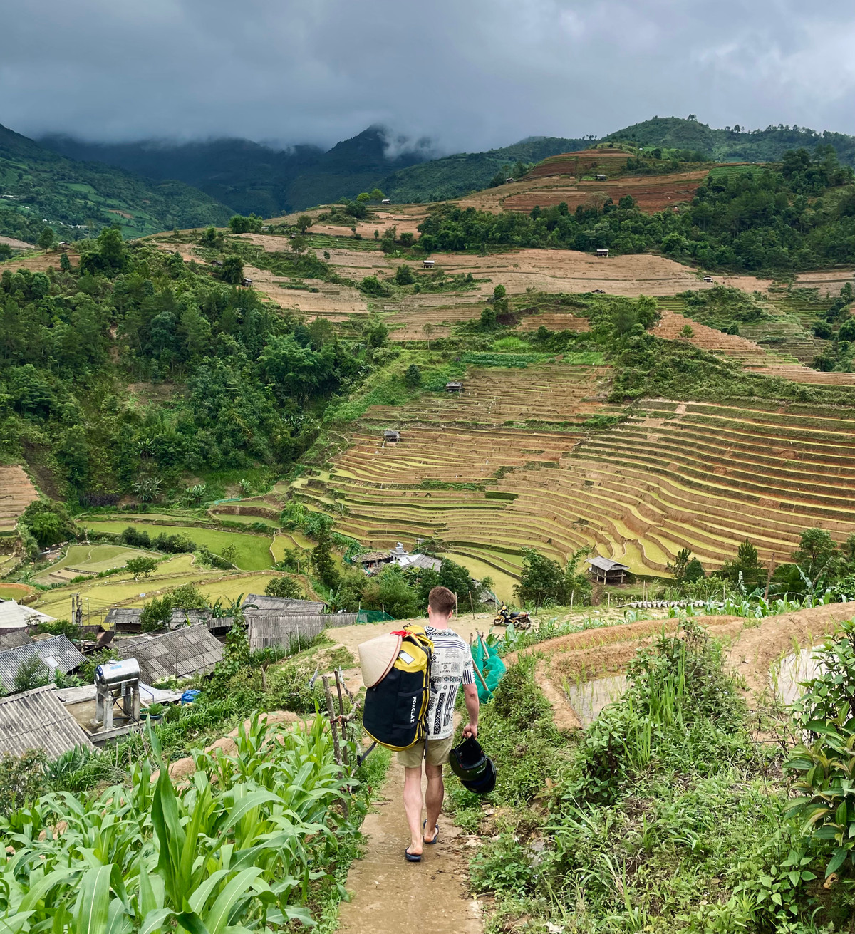 Cap doi Ba Lan phuot Tay Bac: 'Chung toi nga xe, nguoi dan xum vao do'-Hinh-6