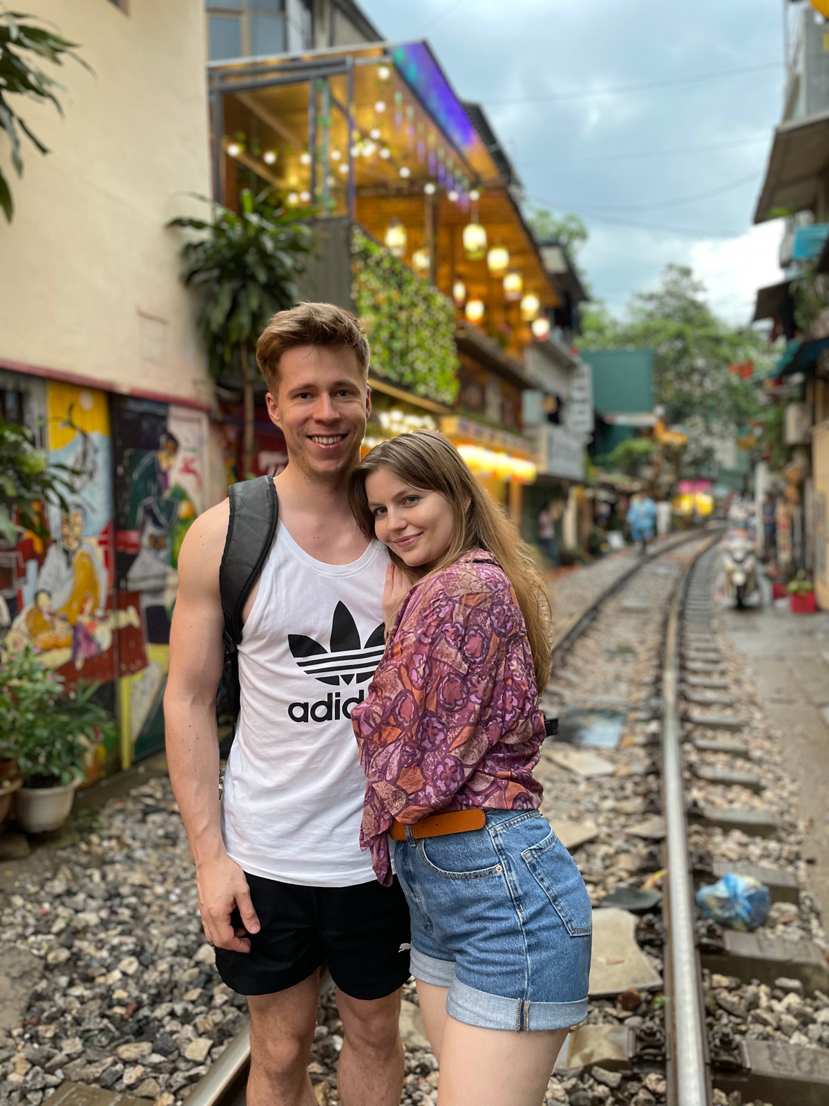 Cap doi Ba Lan phuot Tay Bac: 'Chung toi nga xe, nguoi dan xum vao do'-Hinh-2