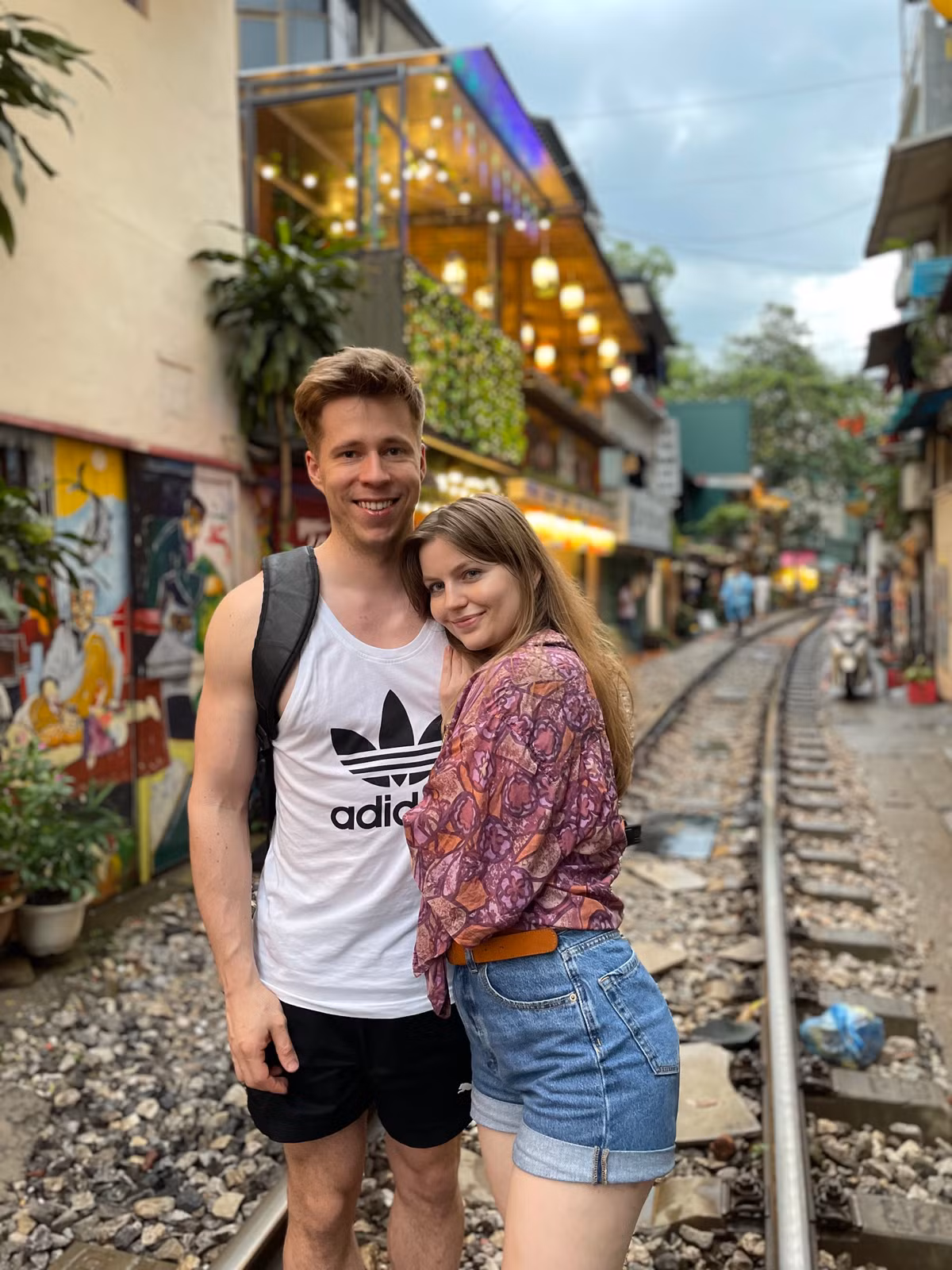 Cap doi Ba Lan phuot Tay Bac: 'Chung toi nga xe, nguoi dan xum vao do'-Hinh-2