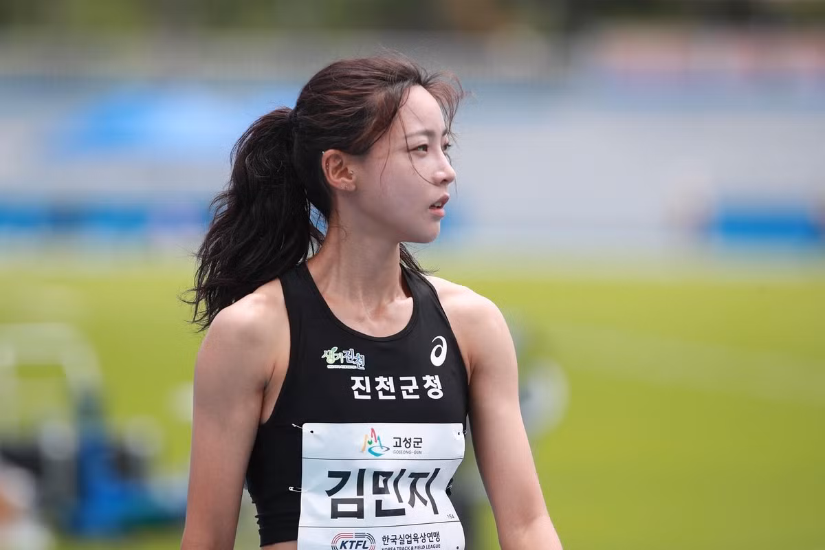  Kim Min Ji (sinh năm 1996) là một trong những VĐV điền kinh nổi tiếng của Hàn Quốc. Bên cạnh tài năng thể thao, cô được chú ý khi có ngoại hình xinh đẹp, giống các thần tượng Kpop, theo All Kpop.