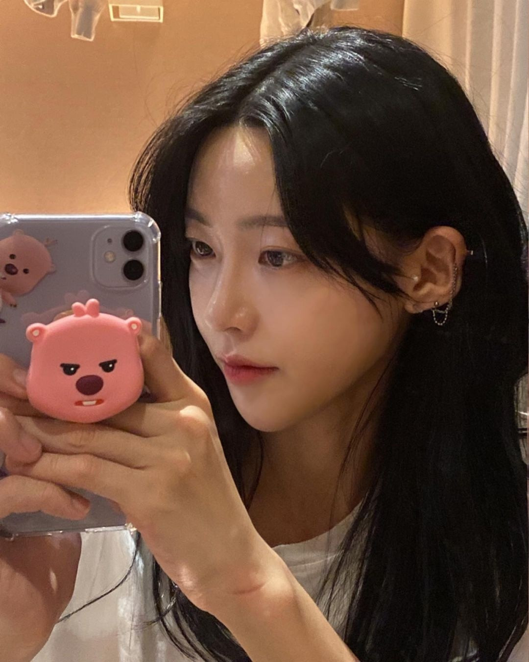 Trên mạng xã hội, Kim Min Ji có hàng nghìn người theo dõi. Ngoài thi đấu thể thao chuyên nghiệp, cô còn theo đuổi công việc mẫu ảnh. Cô thường hợp tác quảng bá cho các thương hiệu thời trang, mỹ phẩm, thực phẩm ăn kiêng và các phòng tập thể dục.