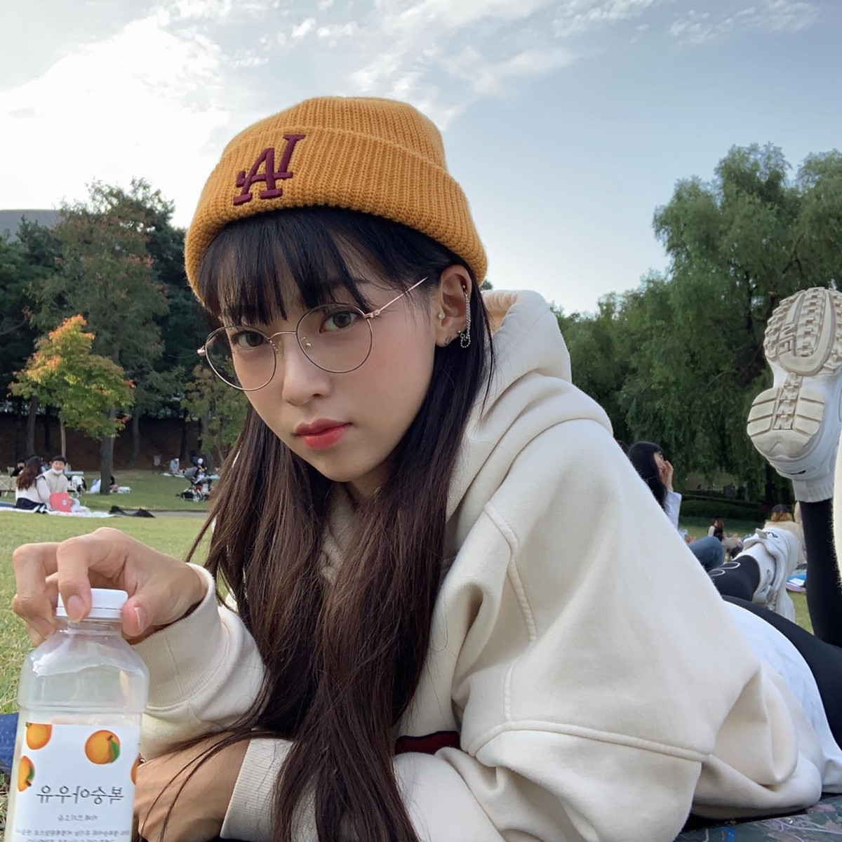 Cái tên Kim Min Ji đặc biệt nổi tiếng trên những cộng đồng mạng chủ yếu dành cho nam giới. Một bài đăng trên nhóm fmkorea từng giới thiệu cô là "nữ VĐV điền kinh đẹp nhất Hàn Quốc" và thu hút hơn 30.000 lượt chia sẻ.