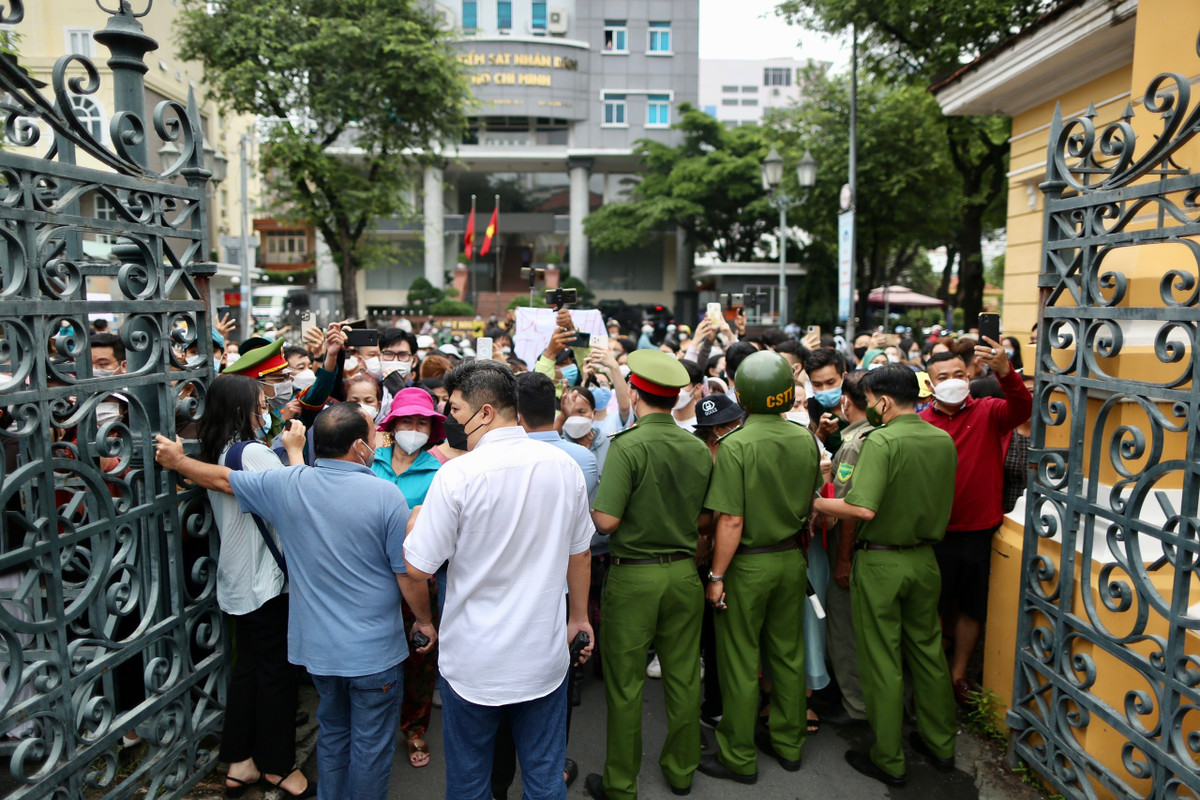 Nhiều người bày tỏ sự bức xúc sau khi cơ quan tố tụng công bố hành vi của Nguyễn Kim Trung Thái và Nguyễn Võ Quỳnh Trang. Họ căng băng rôn đề nghị tòa sơ thẩm tuyên mức án nghiêm khắc đối với 2 bị cáo.