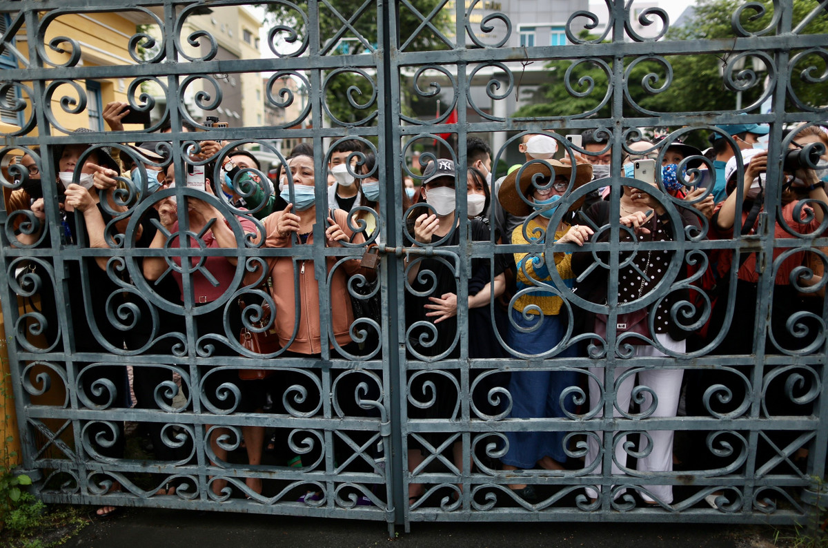 Trong khi đó, hàng trăm người dân tụ tập trước cổng tòa án để theo dõi phiên xét xử vụ án từng gây rúng động dư luận.