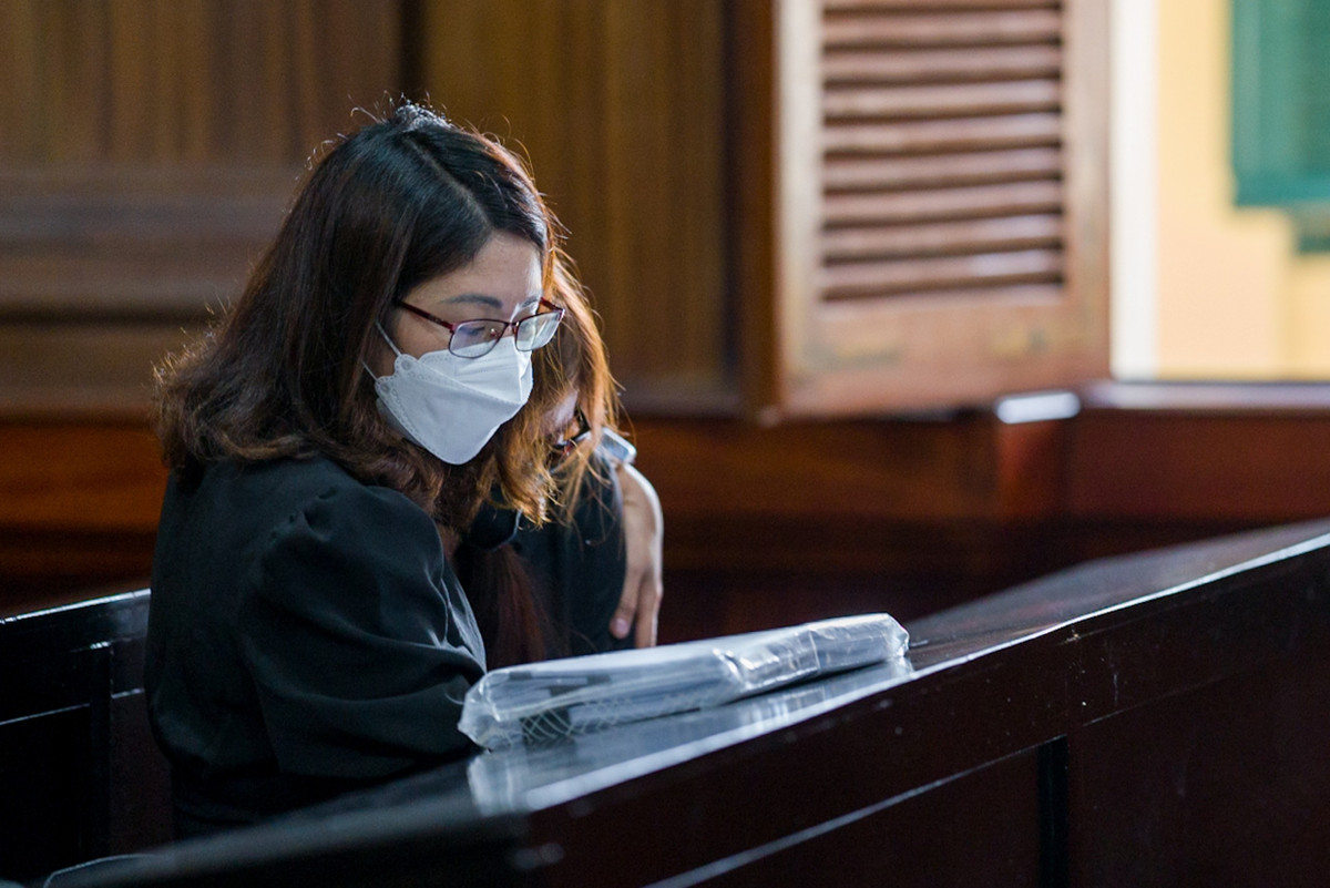 Chị N.T.H. (37 tuổi, mẹ cháu V.A) cũng đã có mặt tại phiên tòa sơ thẩm. Trong phòng chờ xét xử, mẹ bé 8 tuổi liên tục khóc thương con gái.