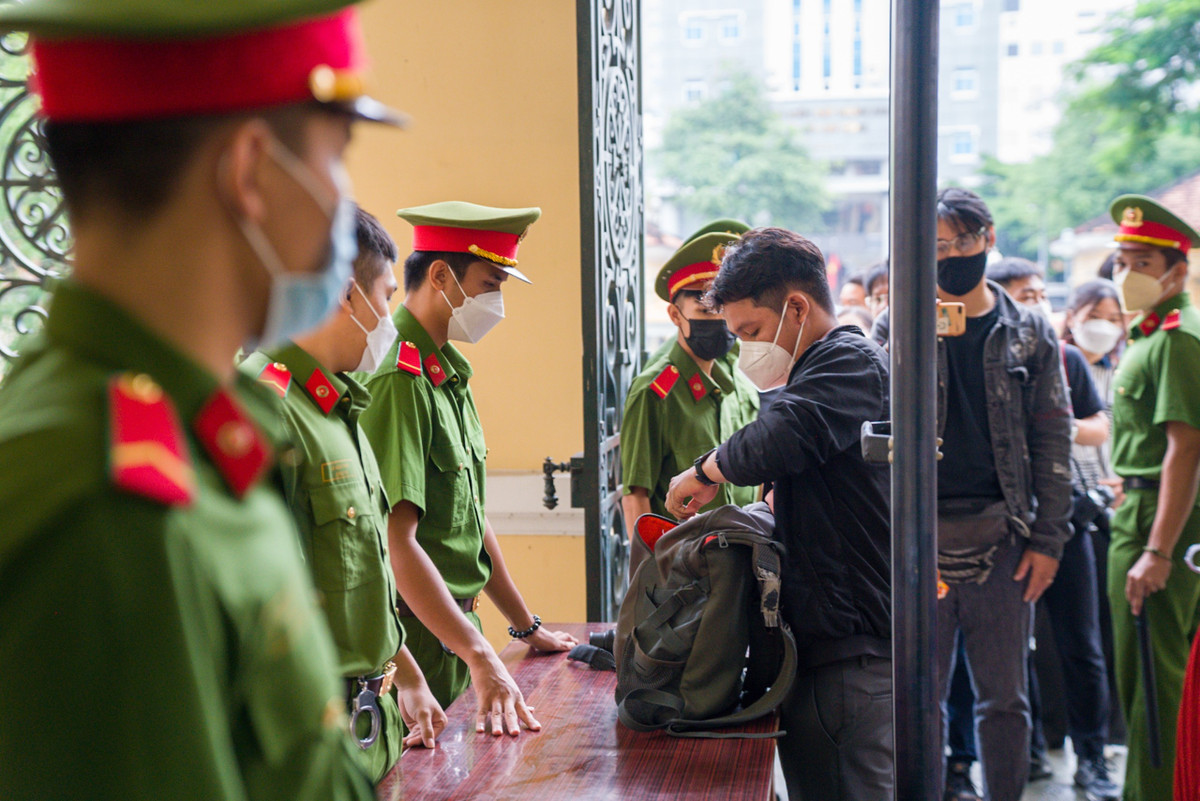 Phía trong, cảnh sát bảo vệ và hỗ trợ tư pháp và công an phường Bến Thành được huy động để bảo vệ phiên tòa.