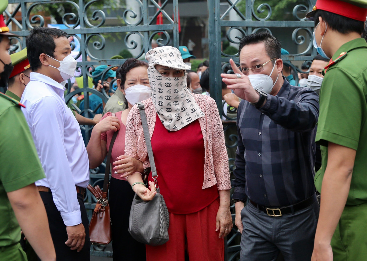 Ngoài 2 bị cáo và những người liên quan, tòa đã gửi giấy triệu tập thêm 5 nhân chứng. Trong ảnh là bà Vũ Thị Thúy (bà ngoại bé V.A) được vào phòng xử sau khi xuất trình giấy tờ. Chia sẻ với Zing, bà Thúy nói đi từ Vũng Tàu lên TP HCM từ hôm qua. "Kể từ khi vụ việc xảy ra tôi rất đau lòng, mong tòa xử đúng người, đúng tội", bà Thúy bày tỏ.