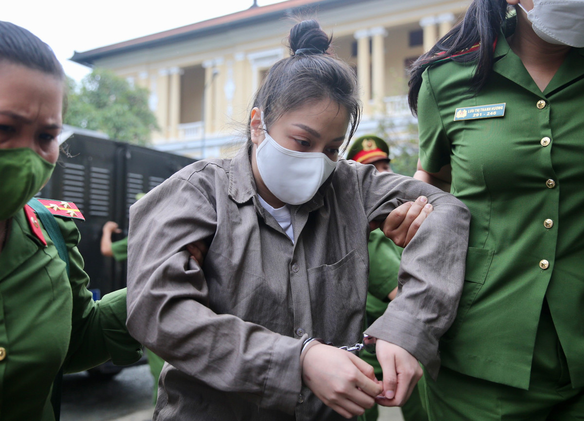 Me de be gai 8 tuoi bi bao hanh bat khoc tai phien toa