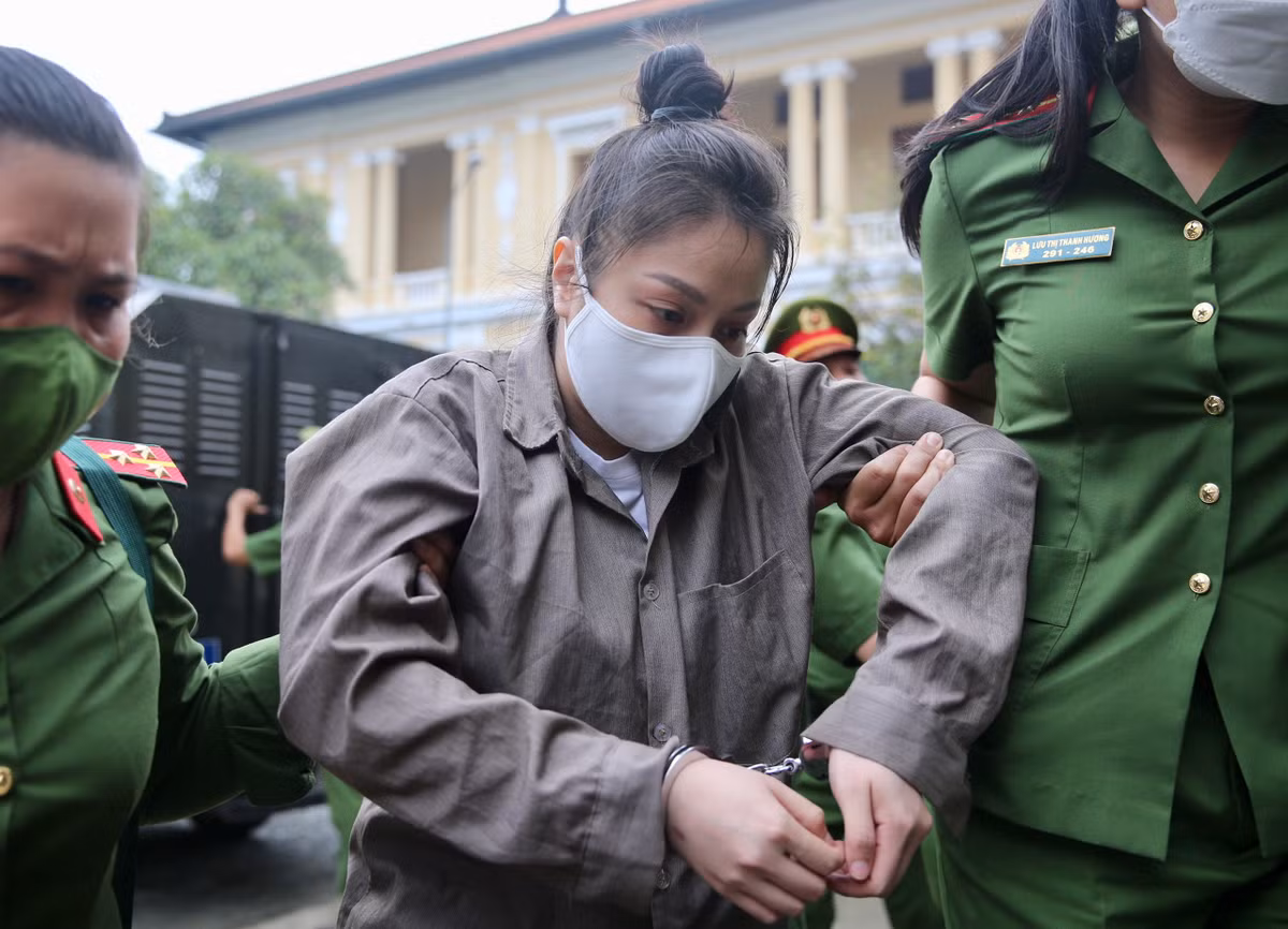 Me de be gai 8 tuoi bi bao hanh bat khoc tai phien toa