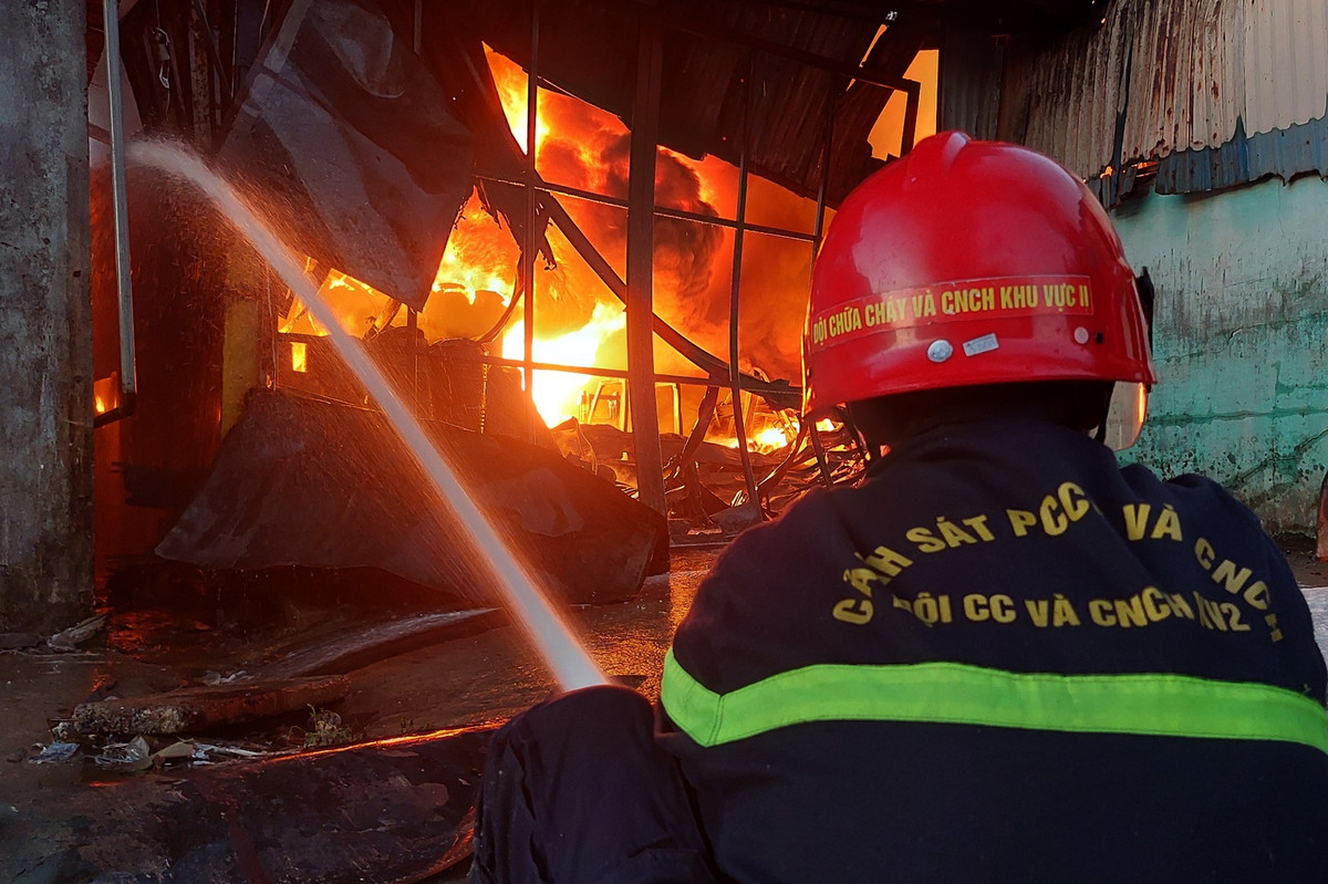 Công an TP Đà Nẵng huy động hơn 20 xe chữa cháy và hàng trăm chiến sĩ dập lửa. Đại tá Phan Văn Dũng, Phó giám đốc Công an TP Đà Nẵng, cũng có mặt tại hiện trường chỉ đạo công tác chữa cháy. Cảnh sát PCCC triển khai 3 mũi lăng để dập lửa, không để cháy lan sang nhà dân.