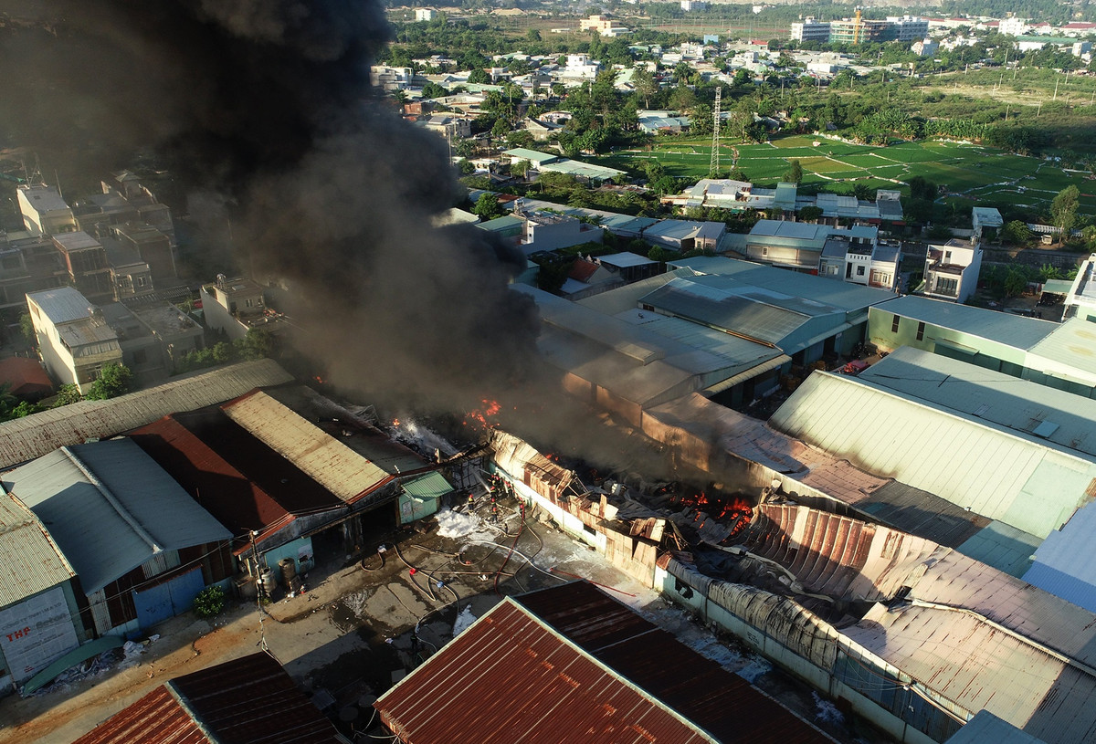 Nhà kho này rộng hơn 500 m2, chứa sơn và nhiều vật tư như gỗ, ván nên lửa lan nhanh, tạo cột khói đen bốc cao hàng chục mét, bao trùm cả khu dân cư. "Vì cháy trong kho vật tư nên các cán bộ chiến sĩ đều phải mặc đồ phòng cháy chữa cháy chuyên dụng, đặc biệt là các bộ đồ bảo hộ chống bức xạ, đề phòng hóa chất cháy nổ", thiếu tá Lê Văn Lưu, Phó trưởng phòng Cảnh sát PCCC cho hay.
