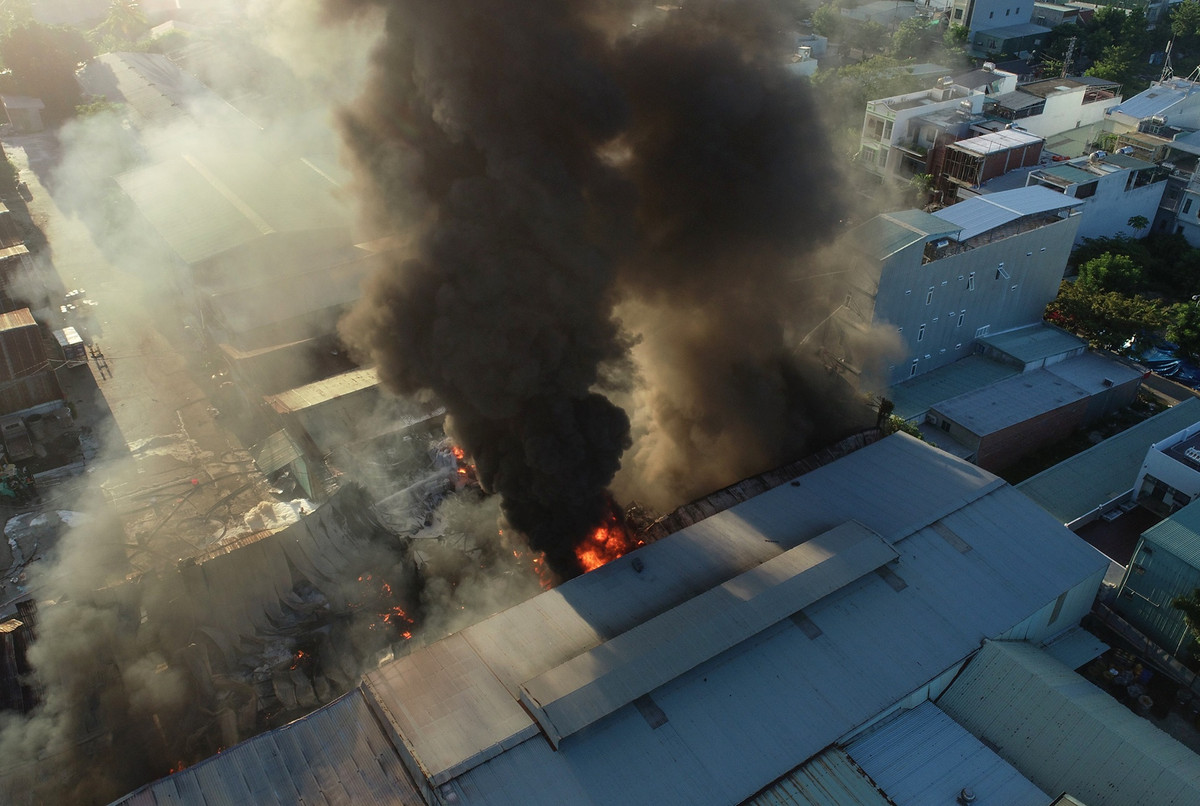 Đến 5h sáng, đám cháy vẫn bốc lên nghi ngút. Lực lượng chức năng tiếp tục huy động thêm 2 xe chữa cháy của đơn vị khác cùng 2 bồn tiếp nước của công ty cây xanh đến hiện trường.