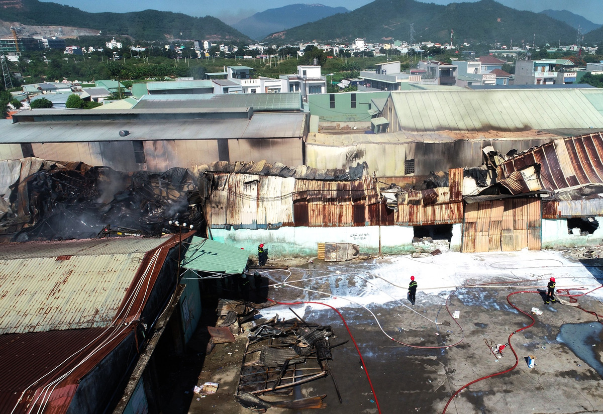 Tại hiện trường, nhiều nước sơn, hóa chất chảy loang lổ dọc đường, một phần mái tôn, nhiều đoạn tường rào của nhà kho đổ sập. Nhà chức trách cho hay vụ cháy không thiệt hại về người nhưng theo ông Cao Thống Nhất (chủ xưởng gỗ), tài sản bị thiêu rụi có giá hàng chục tỷ đồng.