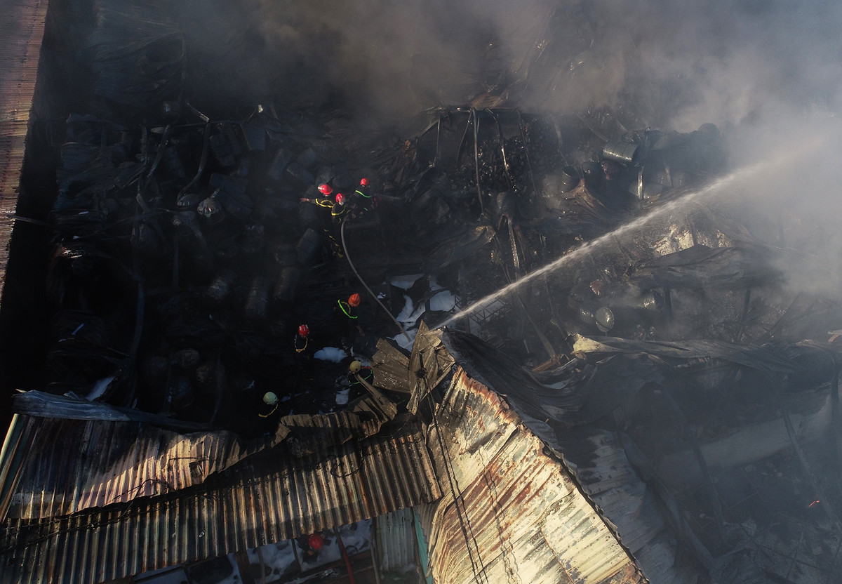 Khoảng 7h, đám cháy mới tạm được khống chế. Các chiến sĩ tiếp cận vào bên trong phun nước để dập lửa. Công an đang điều tra nguyên nhân vụ hỏa hoạn.