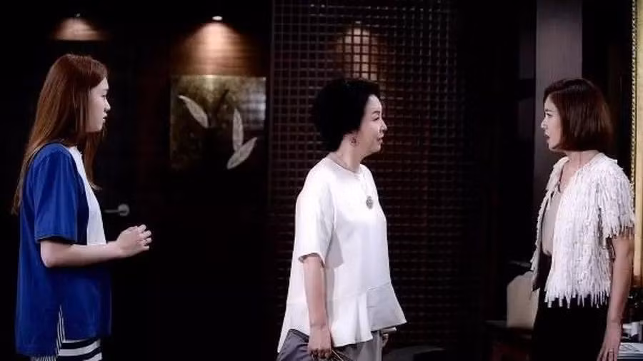 Biet con trai cap bo, me chong vac can xang danh ghen ho con dau-Hinh-2