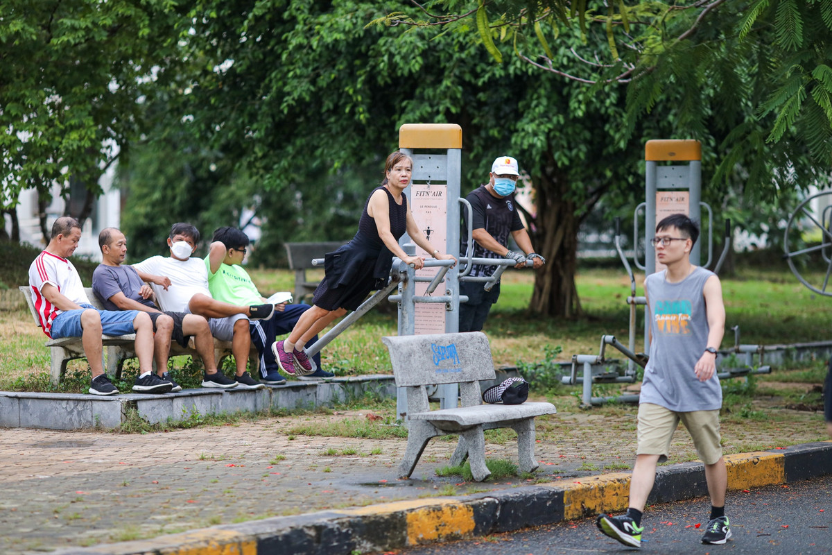 Do có khuôn viên rộng nên nhà thi đấu Phú Thọ thu hút nhiều người dân đến đây chạy bộ, tập thể dục vào buổi chiều.