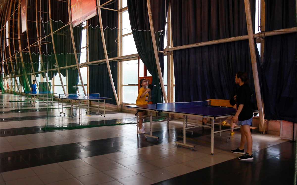 Nơi tập luyện của các bộ môn bóng bàn, cầu lông của nhà thi đấu Phú Thọ được đặt tại khu vực hành lang có thiết kế sơ sài, tạm bợ, thiếu thiết bị chiếu sáng.