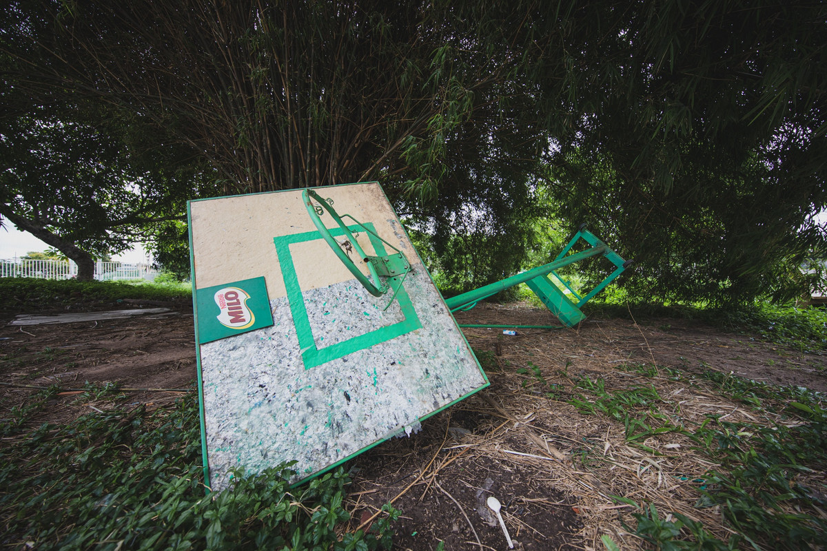 Cạnh đó, một trụ bóng rổ cũng bị vứt chỏng chơ.