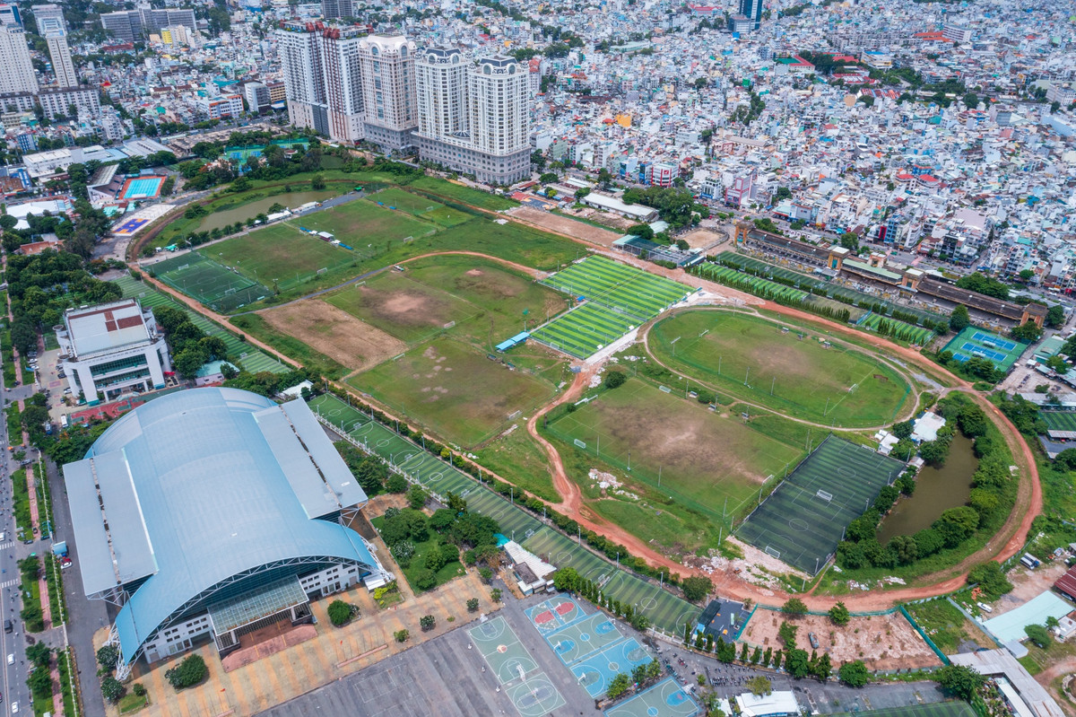 Nằm cạnh Nhà thi đấu Phú Thọ, khu vực Trường đua Phú Thọ (cũ) được xây dựng từ năm 1932 với diện tích hơn 44 ha (đã đóng cửa theo quyết định của UBND TP.HCM vào năm 2011) cũng rơi vào tình trạng nhếch nhác, rác thải chất đống khắp nơi.