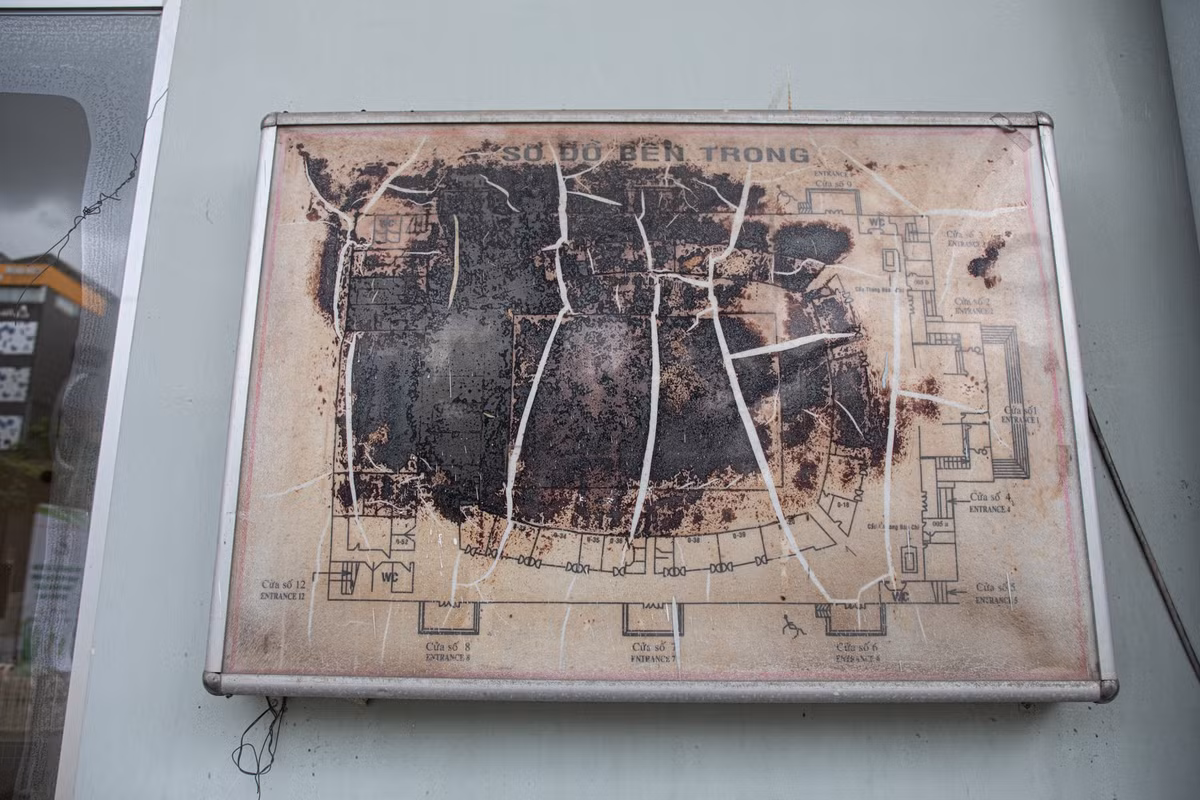 Tấm bảng hiển thị sơ đồ bên trong nhà thi đấu không được thay mới.