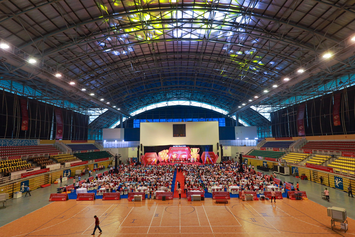 Bên cạnh đó, nhà thi đấu Phú Thọ cũng được dùng để cho thuê địa điểm để tổ chức hội chợ, triển lãm, hội nghị khách hàng, chương trình ca nhạc, thời trang... Trong ảnh là lễ trao giải thưởng cho các vận động viên đoạt giải của Hội thao Agribank hôm 17/7.