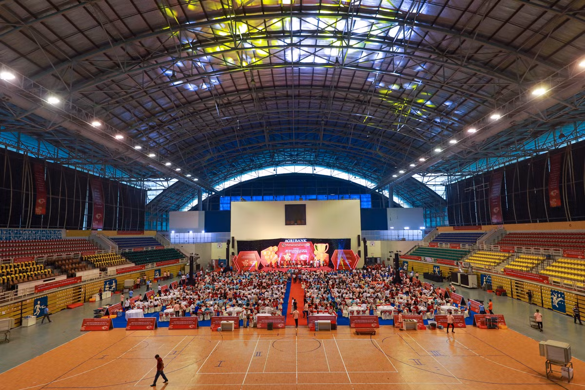 Bên cạnh đó, nhà thi đấu Phú Thọ cũng được dùng để cho thuê địa điểm để tổ chức hội chợ, triển lãm, hội nghị khách hàng, chương trình ca nhạc, thời trang... Trong ảnh là lễ trao giải thưởng cho các vận động viên đoạt giải của Hội thao Agribank hôm 17/7.