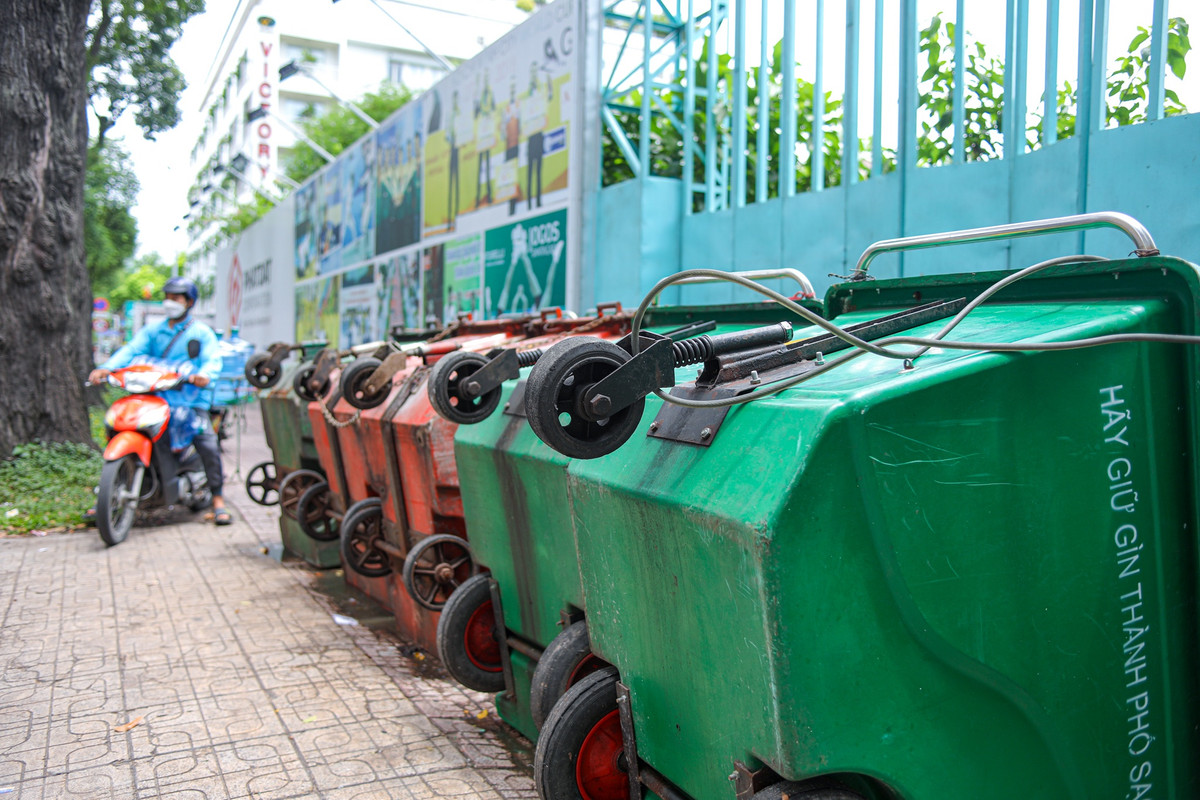 Cổng ra vào dự án luôn được đóng kín ở mặt đường Võ Văn Tần, khu vực này được tận dụng làm nơi tập kết hàng chục xe chuyển rác khiến nước bẩn bị tù đọng, bốc mùi hôi thối.