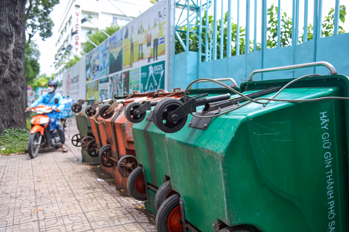 Cổng ra vào dự án luôn được đóng kín ở mặt đường Võ Văn Tần, khu vực này được tận dụng làm nơi tập kết hàng chục xe chuyển rác khiến nước bẩn bị tù đọng, bốc mùi hôi thối.