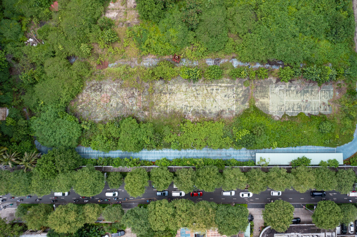 Nhà thi đấu Phan Đình Phùng là dự án được Thủ tướng chấp thuận cho UBND TP HCM thí điểm đầu tư theo hình thức hợp đồng BT (xây dựng - chuyển giao). Chủ đầu tư của dự án này là Liên danh Tổng công ty CP Đền bù giải tỏa và Công ty CP Phát triển BĐS Phát Đạt (Địa ốc Phát Đạt).