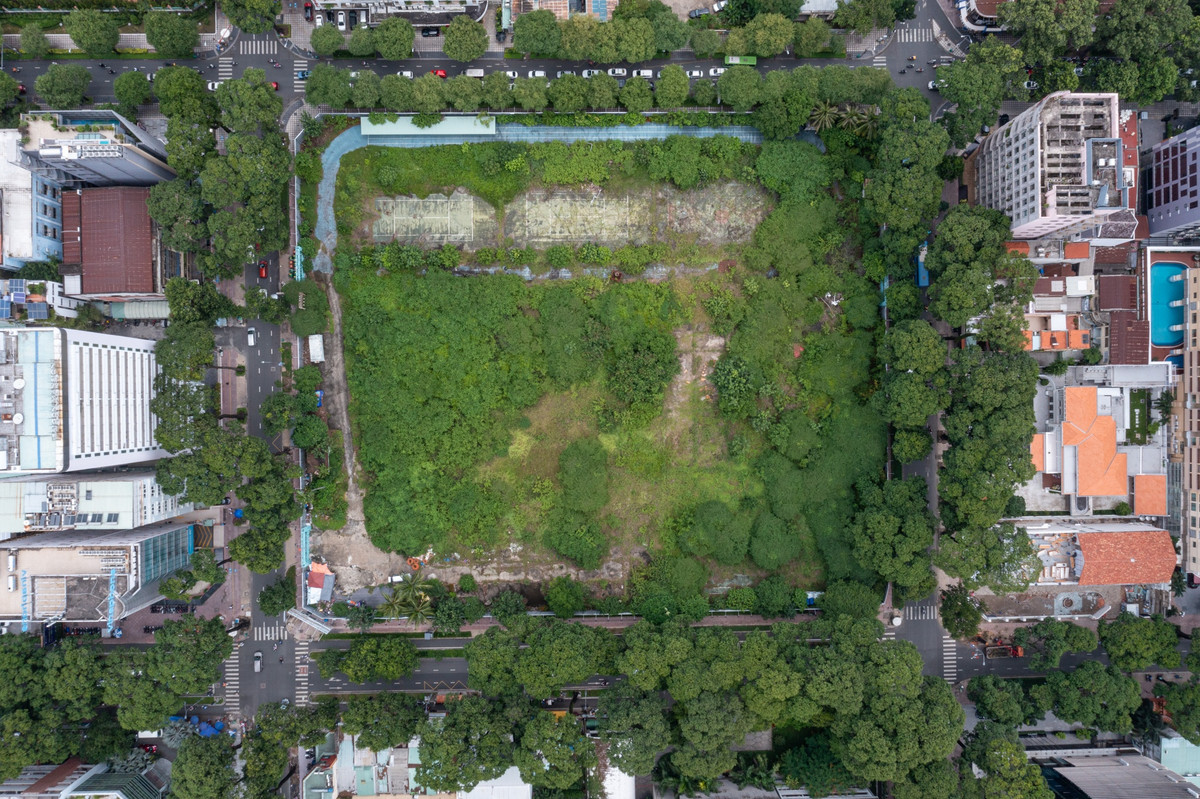 Tuy nhiên, hơn 5 năm kể từ khi công tác tháo dỡ Nhà thi đấu Phan Đình Phùng (cũ) được tiến hành, công trình mới tại khu đất có 4 mặt tiền đường Pasteur - Nguyễn Đình Chiểu - Nam Kỳ Khởi Nghĩa - Võ Văn Tần (quận 3, TP.HCM) vẫn là khu đất trống, nằm lọt thỏm giữa khu trung tâm TP.HCM .