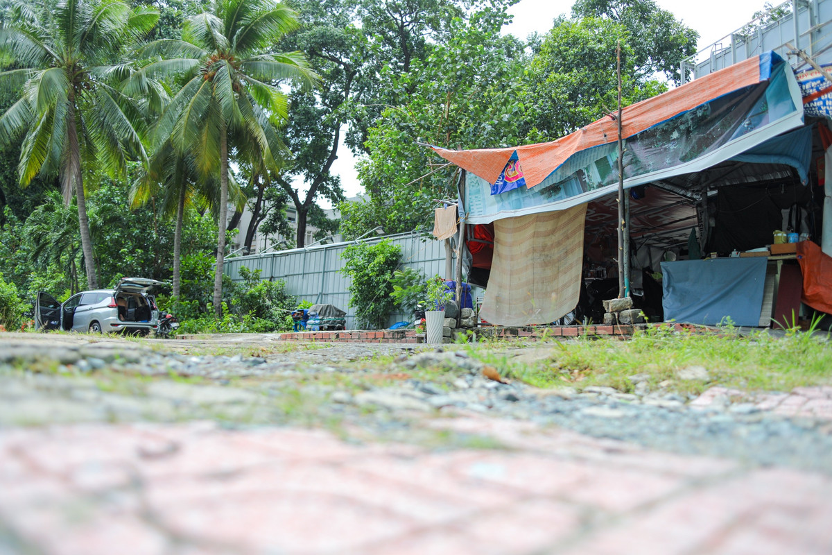 Một ngôi nhà được dựng tạm làm chỗ ở cho bảo vệ trong dự án cũng đã xuống cấp.