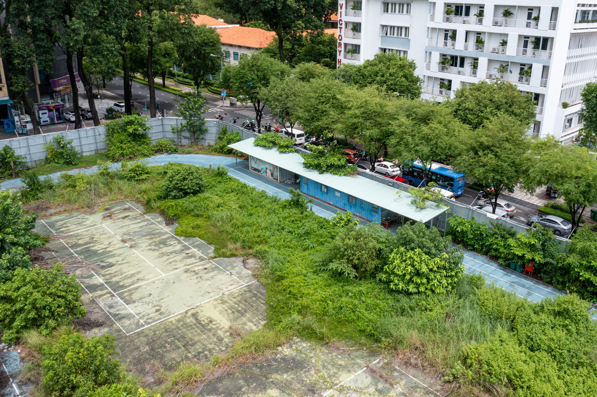 Lãnh đạo Sở Xây dựng TP HCM cho biết dự án chậm triển khai do thẩm định mức đầu tư ban đầu không chính xác dẫn đến đội vốn. Được biết, tổng vốn đầu tư ban đầu dự án xây mới Nhà thi đấu Phan Đình Phùng khoảng 100 tỷ đồng, nhưng sau nhiều lần thay đổi kế hoạch, công trình bị đội vốn lên gần 1.954 tỷ đồng.