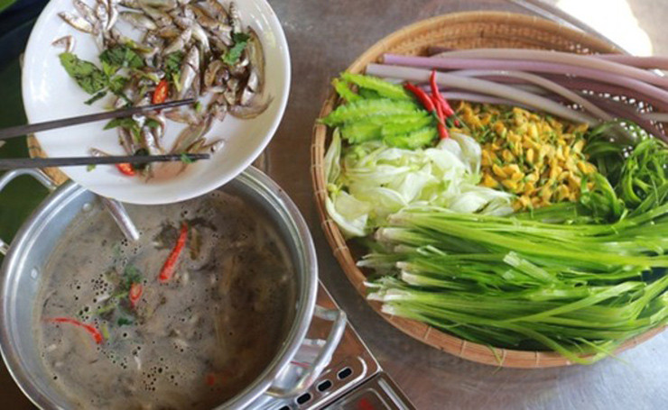 Rau này có vị cay và đắng nhẹ như lá hẹ, nhưng mùi không hăng nồng lên mũi