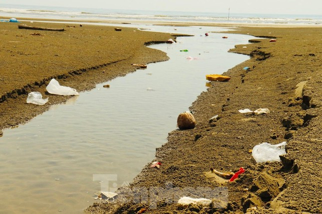 Bên cạnh rác thải bị vứt ngổn ngang trên bờ biển, một số nguồn nước thải sinh hoạt của người dân sinh sống cũng thải thẳng ra bờ biển.