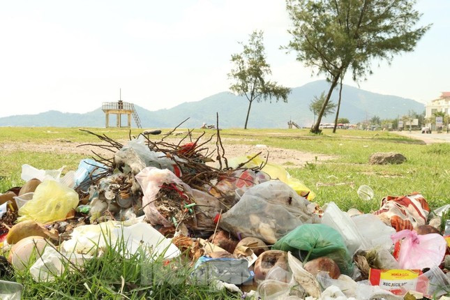 Đoạn đường ven biển cứ đi 50m sẽ dễ dàng bắt gặp một bãi rác to nằm ngay trên vỉa hè. Hầu hết đây đều là rác thải nhựa, túi ni lông, chai lọ.