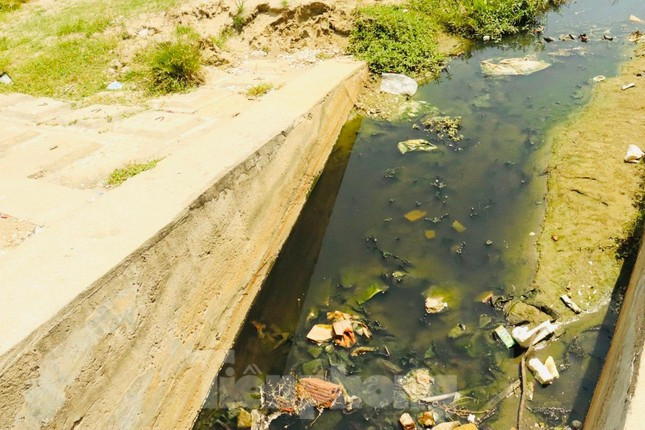 Ông Trần Đức Minh (65 tuổi, trú xóm Long Hải, xã Thạch Kim) chia sẻ: "Nguồn nước này trực tiếp chảy từ cống sinh hoạt của người dân ra biển. Nước rất ô nhiễm có thể thấy màu đen kịt, mùa mưa bão nguồn nước này cũng trào lên mặt đường rồi chảy ra biển".