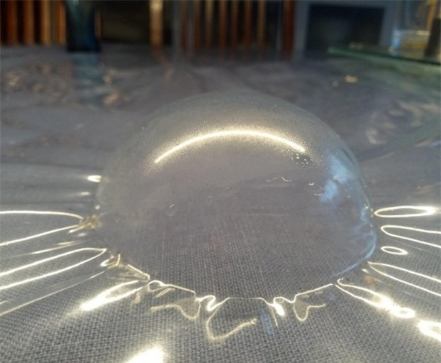 "Tôi đặt úp chiếc cốc nóng lên tấm nhựa phủ bàn"