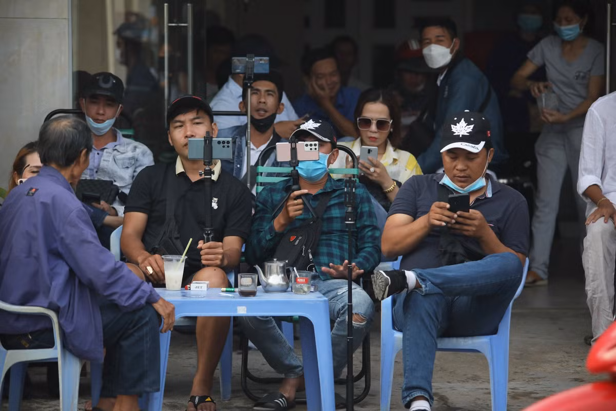 Hang chuc YouTuber den livestream phien xu Tinh That Bong Lai